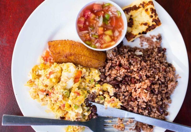 Traditionelles nicaraguanisches Frühstück mit Gallo Pinto, roten Bohnen, Reis, Spiegelei, Cuajada-Käse und Tortillas in Rivas