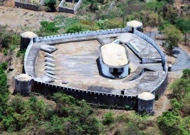 Die Steinfestung El Coyotepe auf einem Hügel oberhalb von Masaya in Nicaragua mit Panoramablick auf die umliegende Landschaft