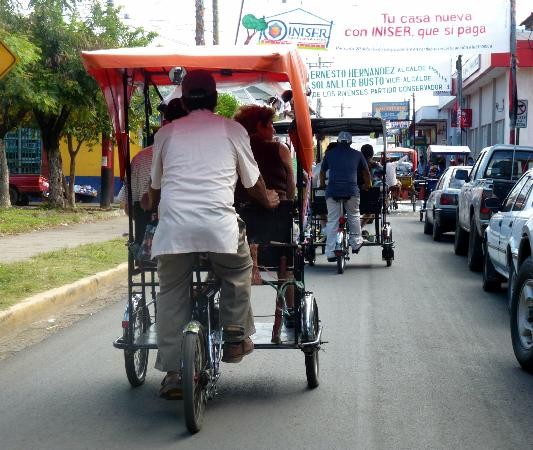 Ein muskelbetriebenes Dreirad, bekannt als „Pepano“, befördert Passagiere durch die Kolonialstraßen von Rivas in Nicaragua