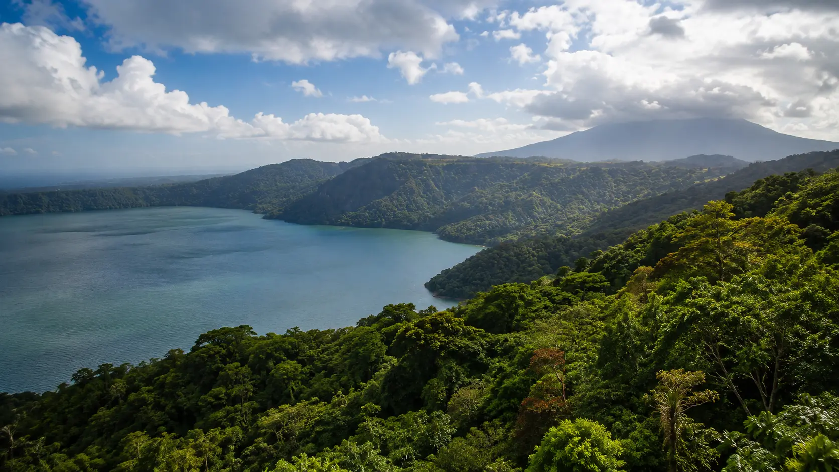 Weather conditions over Apoyo Lagoon and Mombacho Volcano affecting Nicaragua day trip views